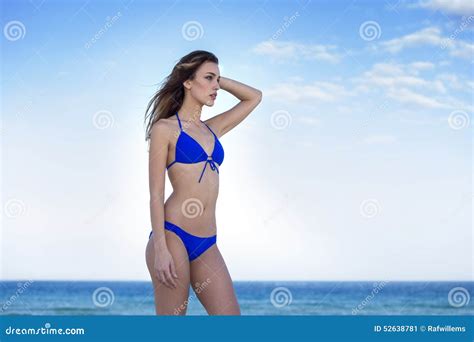 Mujer En Bikini Azul En La Playa Mirada Lejos Imagen De Archivo My