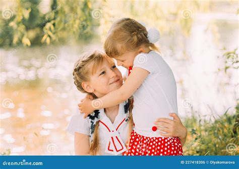 Twee Meisjes Knuffelen En Plezier Maken In De Zomer In De Natuur Stock