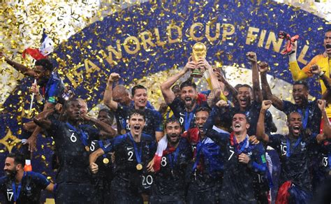 Coupe Du Monde Equipe De France 2018 - Foot : Le trophée de la Coupe du Monde 2018 est présenté aujourd'hui au