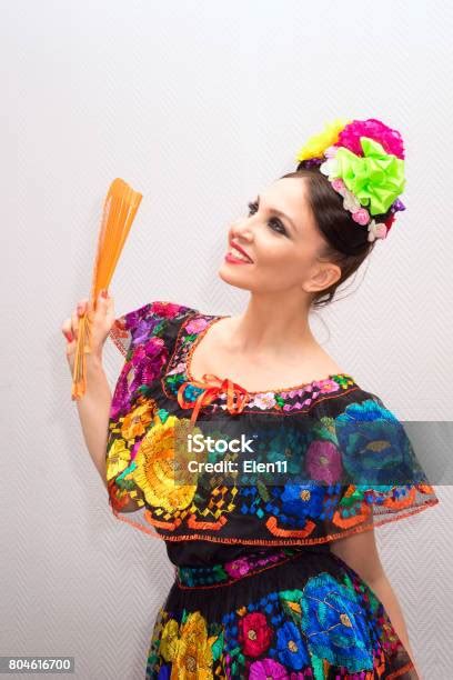 Hermosa Mujer Mexicana Sonriente En Vestido Tradicional Mexicano Con