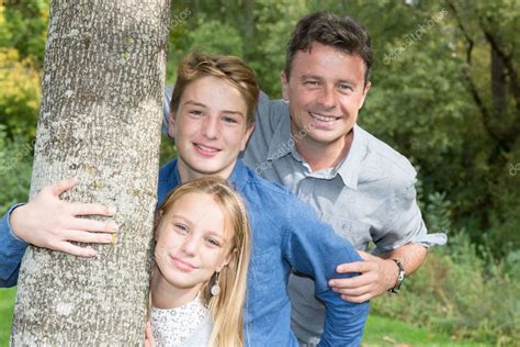 Hermano Y Hermana Disfrutando De Las Vacaciones Con Su Padre 2022