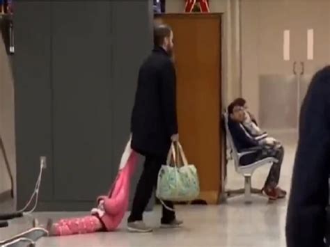 Video El Hombre Que Arrastró A Su Pequeña Hija Por El Aeropuerto
