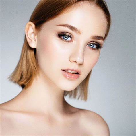 This haircut gives your face an oval shape and increases your beauty. 15 Awesome Hairstyles For Big Forehead | Long face ...