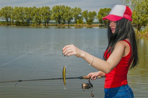 Pescadora Nova Que Prepara Se Para Pescar A Menina Com Vara De Pesca