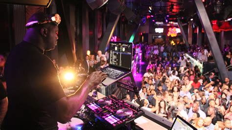 Nightclub Must Rebuild Dj Booth For Shaq To Fit Edmtunes