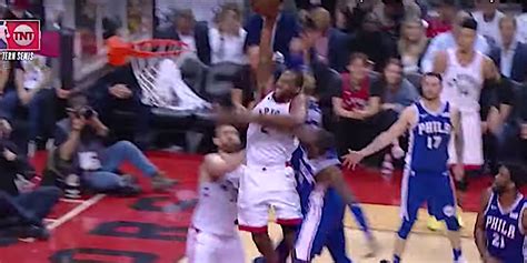 Kawhi leonard, a young star that is considered to be one of the nba's most favorite superstars these days. Kawhi Leonard dunks on Joel Embiid, 76ers and continues to ...