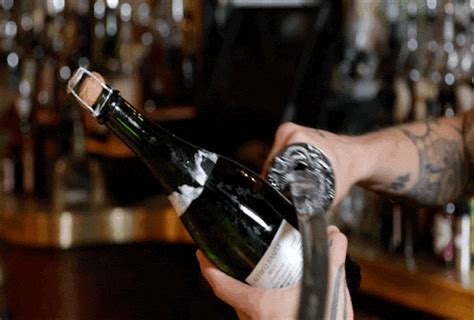 Popping champagne bottles spin and toast to any celebrations. 开香槟原来可以这么酷？ - 乔治金瀚的个人主页:葡萄酒资讯网（www.winesinfo.com）