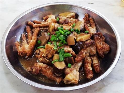 They use charcoal stoves to cook their rice here to maintain that original kampar taste. Chan Siew Heng Claypot Chicken Rice陈少卿瓦褒鸡饭 - Restaurant ...