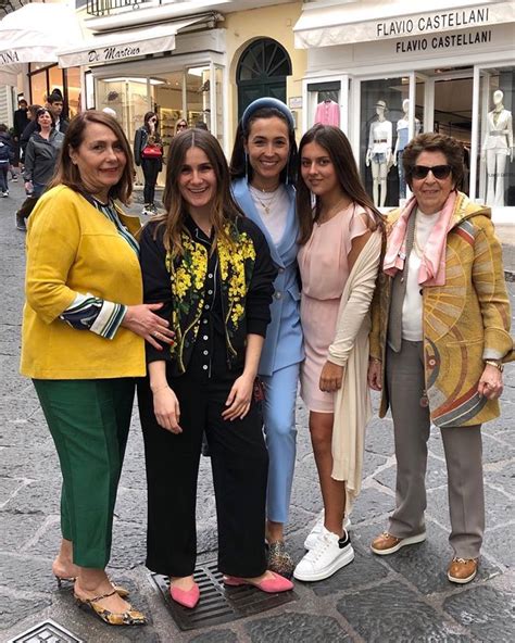 Caterina balivo poi posta tra le stories una foto scattata una settimana fa dei figli con il coniglietto, corredata da una tenera dedica. Pasqua a Capri in versione familiare per Caterina Balivo ...