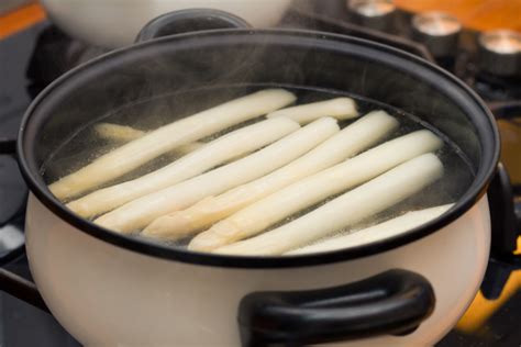 Hoe moet je asperges schillen en koken Smeets Wessem