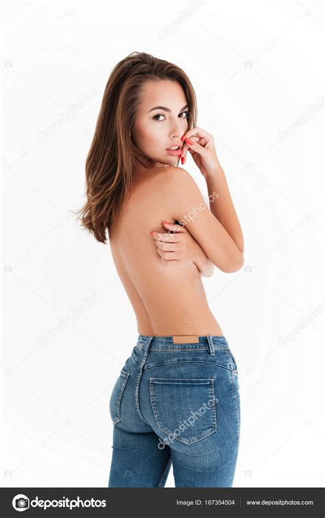 Imagen vertical de la mujer guapa medio desnuda de pie atrás