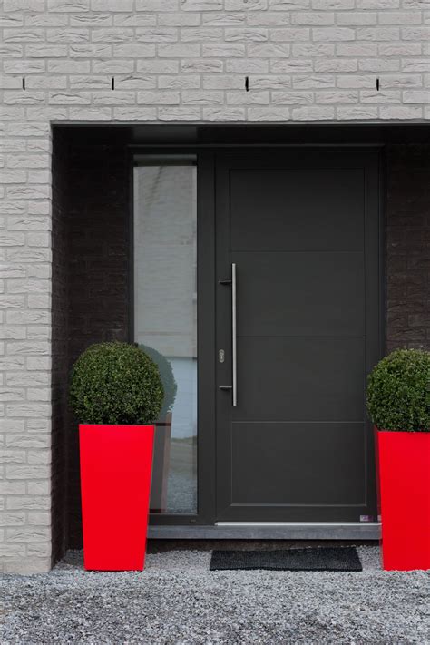 Esthétiques, les portes blindées ne nuisent pas à l'allure de votre appartement ou maison. Porte d'entrée à Sprimont | Porche entrée maison, Entrée ...