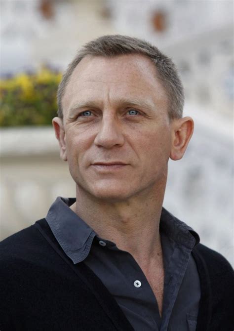 Как менялся дэниэл крэйг с 11 до 48 лет (с 1979 года). James Bond Knighted By The Queen? Daniel Craig Gets Royal Tap For London Olympics