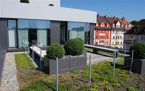 Stock) des neu erstellten hauses mit 6 einheiten. Venet-Haus in Neu-Ulm | Faszination Dachbegrünung