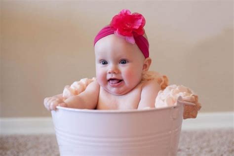 Bebé bañándose en un cubo (4534)