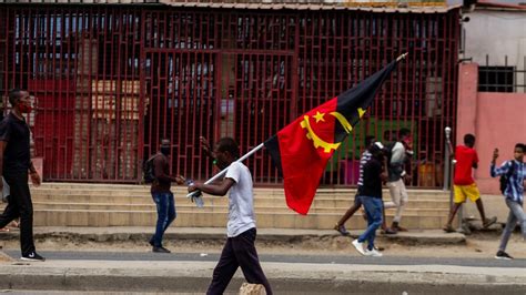 Mais De Uma Centena De Angolanos Protestam Em Luanda Contra A Corrupção E A Impunidade