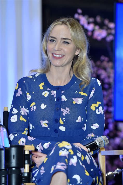 Blunt's mary poppins falls somewhere between the weird book character and julie andrews' cheery 1964 creation. Emily Blunt - "Mary Poppins Returns" Screening in LA 01/12 ...