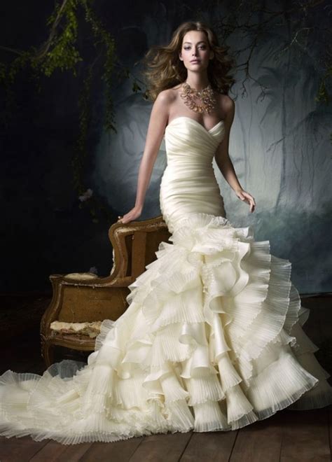 Looks Very Beautiful Wedding Dresseswedding