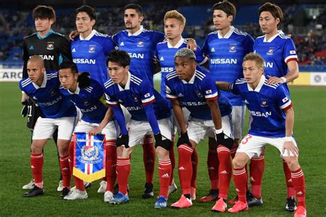 エレン・イェーガー (eren yeager )は進撃の巨人に登場する架空の人物で同作の主人公。 本作の主人公。強靭な精神力と非凡な行動力を持ち、幼少時より将来は壁の外に出て世界中を探検するという夢を抱き、壁の外の世界に人一倍強い憧れを抱いている。 Jクラブが世界12位! 1400万投票…「最も美しいサッカー ...