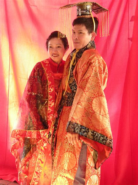 File Chinese New Year Seattle 2009 Couple In Traditional Dress  Wikimedia Commons