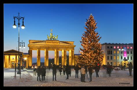 Jedoch war der vorgängerbau des brandenburger tores eines der 18 tore in der berliner zollmauer, die in den 1730er jahren. Frohe Weihnachten aus Berlin Foto & Bild | architektur ...