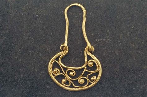 Viking Age Gold Earring Södermanland Sweden Vikingasmycken Antika