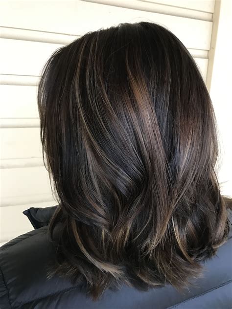 This is having shoulder length hair with blonde hair and the low lights are done with the combination of black and brownish gold color. Balayage dark hair caramel balayage hair in 2020 | Brown ...