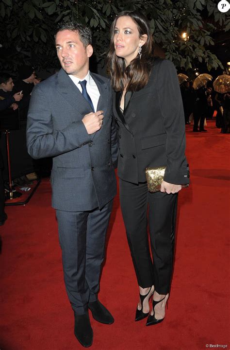 liv tyler et son compagnon dave gardner assistent aux british fashion awards 2015 au london