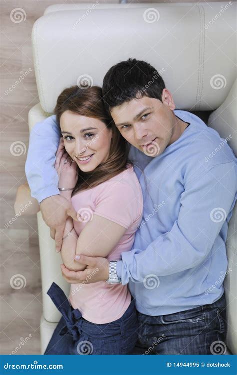 les couples détendent à la maison sur le sofa dans la salle de séjour image stock image du