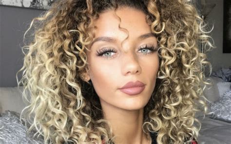 The sun reports that lingard first met frumes in the united states in 2016 and that they stayed in touch during while lingard has not shared any photos on his social media channels of him with frumes, she has posted images and appears to have flown to the. WAG van Jesse Lingard zet het nieuwe jaar in met sexy ...