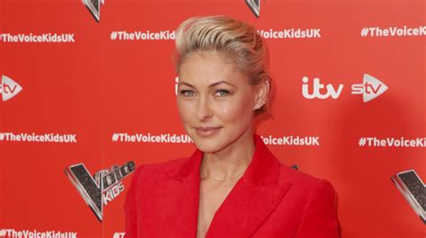 Emma Willis Shows Off Toned Abs In Holiday Pic Entertainment Daily