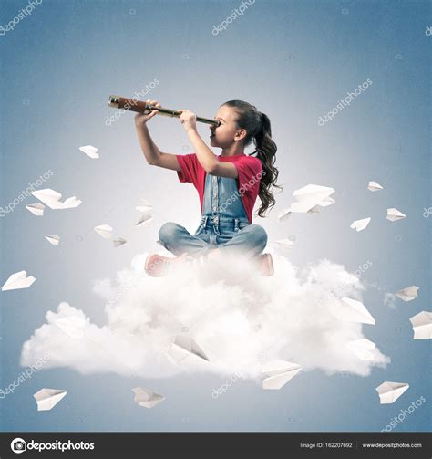 Niedliches Kind Mädchen sitzt auf Wolke - Stockfotografie ...