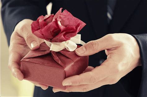 Here we are with a list some thoughtful xmas gift ideas for everyone that will leave the lasting impression on your dear ones. How to Buy Thoughtful Gifts for Your Wife | Mom Revamped