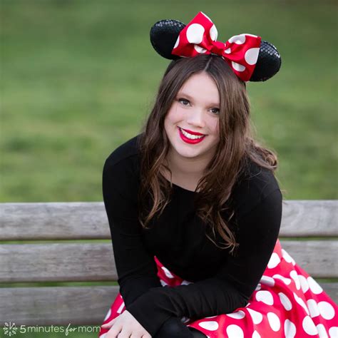 Diy Minnie Mouse Costume How To Make A Minnie Mouse Skirt And Bow 5 Minutes For Mom