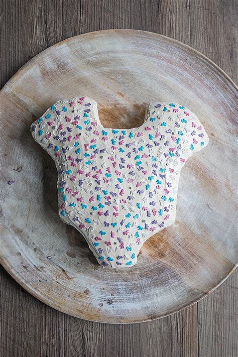 Love these paper flowers at a floral baby shower party! Babyshower Torte in Stramplerform | Schön bei dir by DEPOT