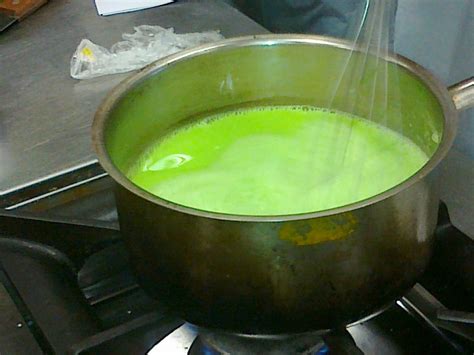 Following my first successful attempt in making this cake, i only posted a photo of the finished product in my blog without further elaborating upon the kek lapis intan terpilih. Ojo Lali Mampir: Kek Pandan Layer