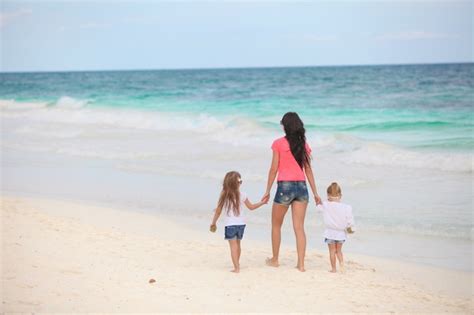 Vista Posterior De La Madre Y Su Pequeña Hija Mirando El Mar Foto Premium