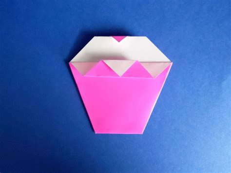 To get the look, cut thin strips of bright or patterned cardstock and use glue to attach make an easy diy birthday card with just a few pieces of paper. Easy DIY Origami Cupcake Birthday Card