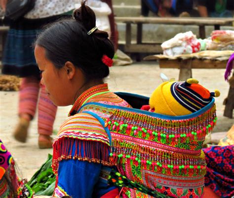 flower-hmong-mother-and-baby-vietnam-colorful-bac-ha-mark-flickr