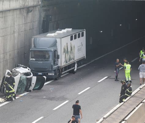 Milano Scontro Auto Camion Sulla A Due Morti E Due Feriti Sky Tg