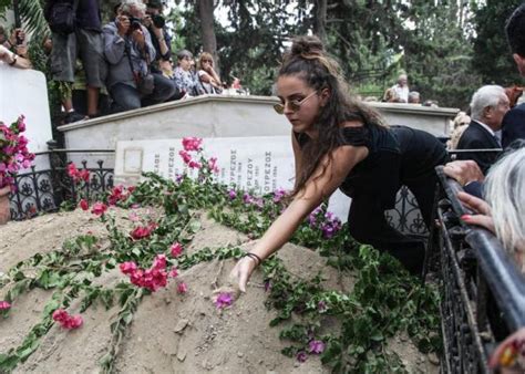 Η ζωή του μπάρι άλλαξε ριζικά λόγω αυτού. Ζένια Μπονάτσου: Το συγκινητικό αντίο στη λατρεμένη γιαγιά ...