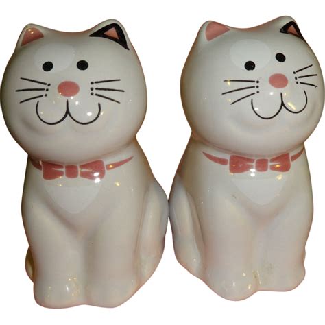 Large White Cats Salt & Pepper Shakers | Salt pepper shakers, Vintage cat figurines, Pepper shaker