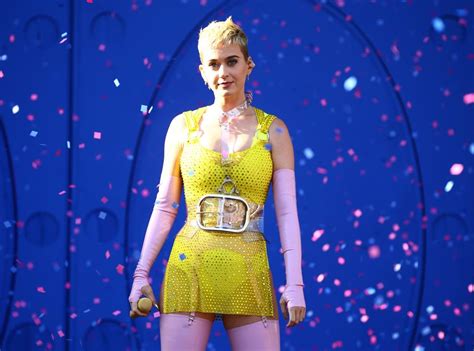 Katy Perry In Giallo Con Reggicalze Rosa Sul Palco è Too Much Ma