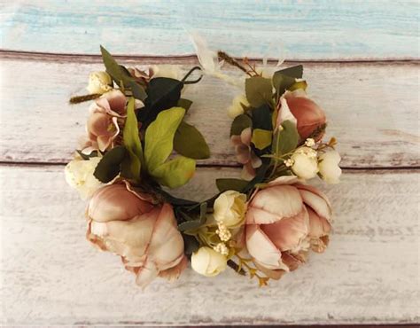 I know christmas is 13 days away, but believe it or not i'm still finding extra touches to add to my i've looked at all the garland strands in the stores when we go shopping and nothing fit the bill. Hair Flower Garland Shabby Chic Ivory White Coffee | Etsy ...