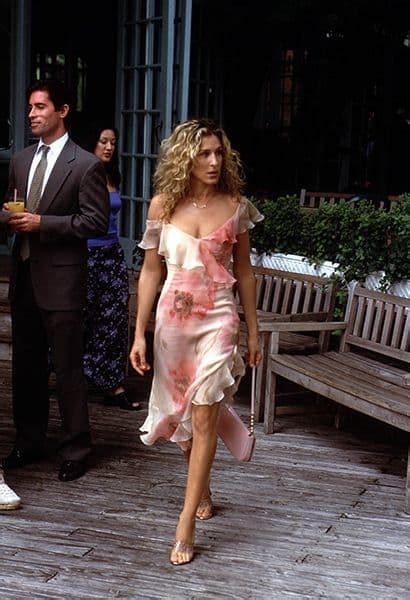 18 Of Carrie Bradshaw S Most Stylish Outfits And How To Recreate Them