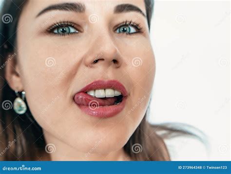 lengua sensual en la cara de una mujer cerrar sexualidad foto de archivo imagen de atractivo