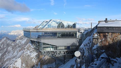 Möglichkeiten zum skifahren und rodeln und hütten zum einkehren. Seilbahn Zugspitze - Blick zum Gipfel von Westen - Foto ...