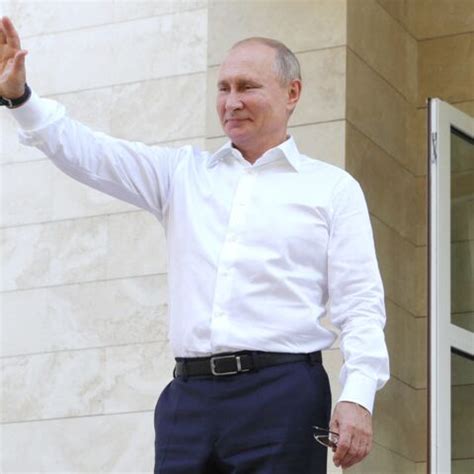 De nos jours les smartphones semblent faire partie de la vie quotidienne pour beaucoup de personne mais le président russe vladimir poutine n'en a pas. Vladimir Poutine et sa jeune compagne Alina Kabaeva ...