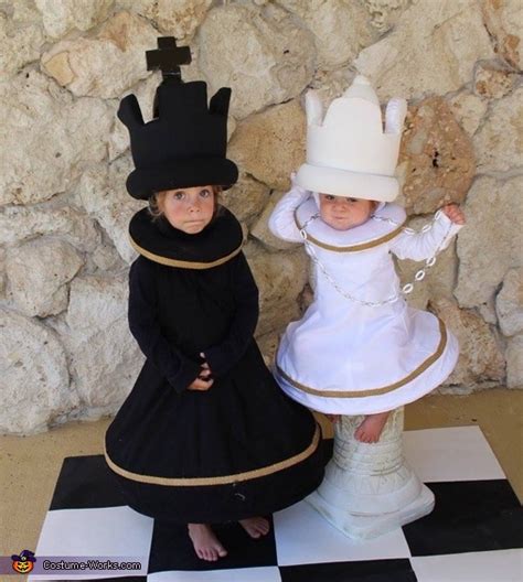 Chess King and Queen Costume - Photo 2/4
