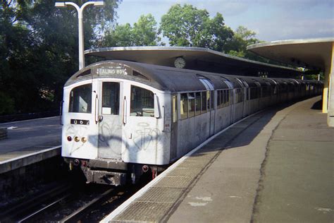 London Underground Central Line 1962 Stock At Loughton Flickr